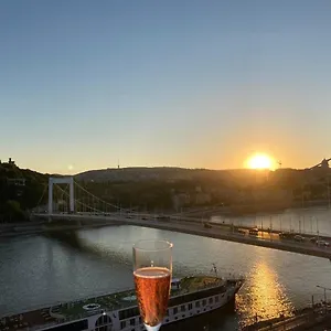 Appartement Riverside Flat With King Castle View